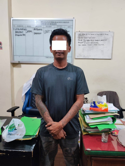 AS (31) pemobil di Yogyakarta yang pukul pemotor hanya karena kaget berpapasan berhasil ditangkap polisi. Foto: Dok. Polresta Yogyakarta