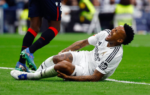 Reaksi Eder Militao dari Real Madrid setelah mengalami cedera pada pertandingan LaLiga antara Real Madrid melawan Osasuna di Santiago Bernabeu, Madrid, Spanyol - 9 November 2024. Foto: Susana Vera/REUTERS 