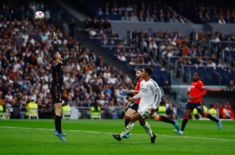 Jude Bellingham dari Real Madrid mencetak gol kedua mereka pada pertandingan LaLiga antara Real Madrid melawan Osasuna di Santiago Bernabeu, Madrid, Spanyol - 9 November 2024. Foto: Susana Vera/REUTERS 