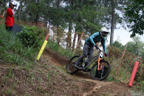 Benny de Vall, rider asal Kanada yang ikut ramaikan 76 Indonesian Downhill. Foto: Ari Bowo Sucipto/ANTARA FOTO