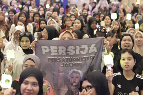 Peserta yang tergabung dalam NCTzen mengikuti kumparan Hangout Noraebang di Pejaten Village, Jakarta, Sabtu (9/11/2024). Foto: Darryl Ramadhan/kumparan