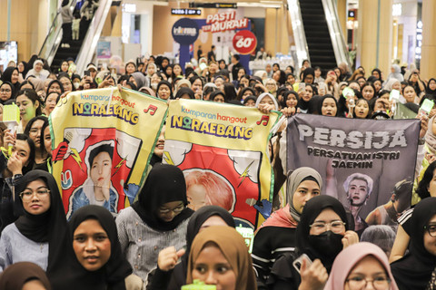 Peserta yang tergabung dalam NCTzen mengikuti kumparan Hangout Noraebang di Pejaten Village, Jakarta, Sabtu (9/11/2024). Foto: Darryl Ramadhan/kumparan