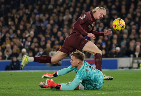 Bart Verbruggen gagal tepis sempuran sepakan Erling Haaland saat Brighton & Hove Albion vs Man City dalam laga pekan ke-11 Liga Inggris 2024/25 di Stadion AMEX, Minggu (10/11) dini hari WIB. Foto: Action Images via Reuters/Paul Childs