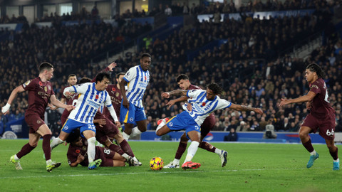 Detik-detik Joao Pedro cetak gol saat Brighton & Hove Albion vs Man City dalam laga pekan ke-11 Liga Inggris 2024/25 di Stadion AMEX, Minggu (10/11) dini hari WIB. Foto: Action Images via Reuters/Paul Childs
