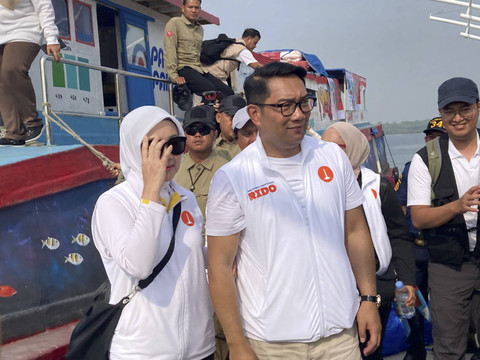 Ridwan Kamil bersama Atalia Praratya melakukan blusukan di Pulau Untung Jawa, Kepulauan Seribu, Minggu (10/11/2024). Foto: Alya Zahra/kumparan 