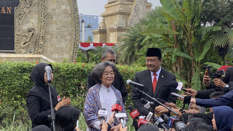 Menteri Sosial Saifullah Yusuf bersama Meutia Farida Hatta di Taman Makam Pahlawan, Kalibata, Jaksel pada Minggu (10/11/2024). Foto: Abid Raihan/kumparan