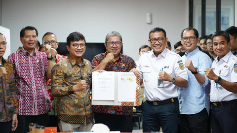 Direktur Jenderal Perkeretaapian Kementerian Perhubungan Risal Wasal (tengah) saat menyaksikan penandatanganan kontrak IMO PT KAI (Persero). Foto: PT KAI