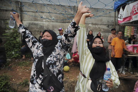 Teriakan penonton saat mendukung tim tarkam. Foto: Iqbal Firdaus/kumparan
