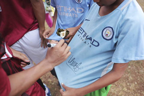 Salah satu pemain tarkam memberikan tanda tangan kepada penonton. Foto: Iqbal Firdaus/kumparan