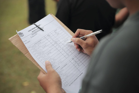 Panitia mencatat susunan pemain tarkam. Foto: Iqbal Firdaus/kumparan