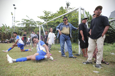 Pemain tarkam melakukan pemanasan di antara pelatih dan penonton. Foto: Iqbal Firdaus/kumparan