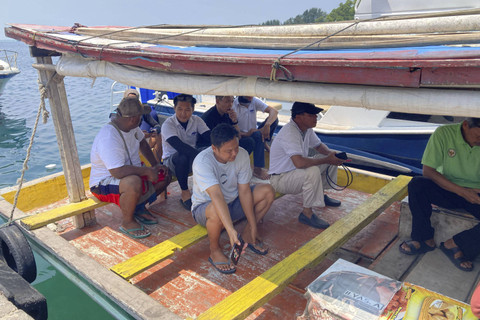 Penumpang angkutan kapal tradisional milik Yony, di Kepulauan Seribu, Minggu  (10/11/2024). Foto: Alya Zahra/kumparan 