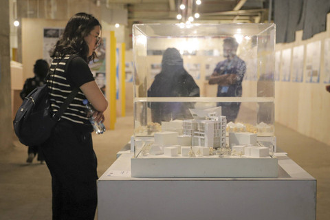 Pengunjung melihat karya dari sejumlah pameris di Jakarta Architecture Festival (JAF) 2024 di Agora Mall, Thamrin Nine, Jakarta, Minggu (10/11/2024). Foto: Iqbal Firdaus/kumparan