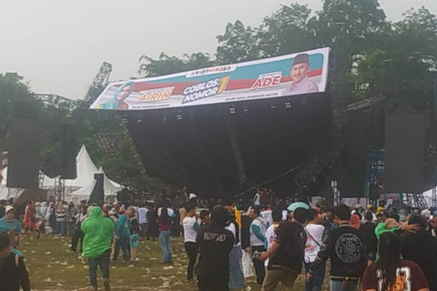 Panggung orasi paslon nomor urut 01 Airin Rachmi Diany-Ade Sumardi roboh usai usai hujan angin mengguyur Tangerang, Minggu (10/11/2024). Foto: kumparan