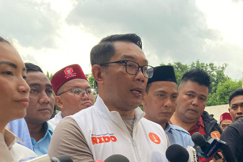 Cagub Jakarta Ridwan Kamil menjawab pertanyaan wartawan usai menghadiri Konsolidasi Akbar & Tasyakuran Rahayu Saraswati, di Gelanggang Remaja Jakarta Utara, Minggu (10/11/2024). Foto: Alya Zahra/kumparan 