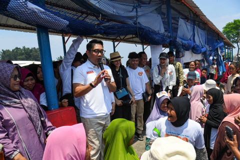 Calon Gubernur DKI Jakarta nomor urut 1 Ridwan Kamil berdialog dengan warga saat melakukan kampanye di Pulau Kelapa, Kepulauan Seribu, Jakarta, Minggu (10/11/2024). Foto: Muhammad Adimaja/ANTARA FOTO