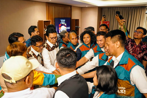 Pasangan Calon Nomor Urut 3 Pilwalkot Kota Yogya, Afnan-Singgih bersama tim pemenangan sesaat sebelum debat dimulai. Foto: Dok. Tim Pemenangan Afnan-Singgih