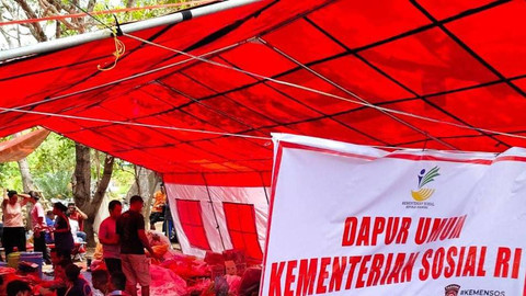 Penyerahan bantuan Kemensos ke pengungsi Gunung Lewotobi Laki-Laki. Foto: Kemensos RI
