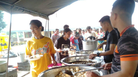 Penyerahan bantuan Kemensos ke pengungsi Gunung Lewotobi Laki-Laki. Foto: Kemensos RI