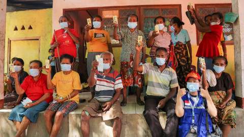 Penyerahan bantuan Kemensos ke pengungsi Gunung Lewotobi Laki-Laki. Foto: Kemensos RI