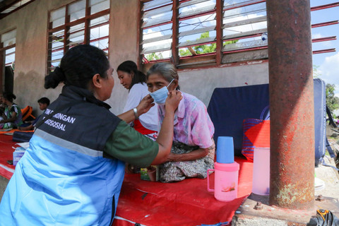 Penyerahan bantuan Kemensos ke pengungsi Gunung Lewotobi Laki-Laki. Foto: Kemensos RI