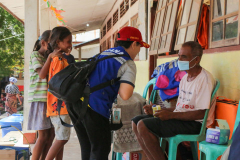 Penyerahan bantuan Kemensos ke pengungsi Gunung Lewotobi Laki-Laki. Foto: Kemensos RI