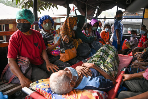 Sejumlah warga terdampak erupsi Gunung Lewotobi Laki-laki menumpang truk untuk dievakuasi dari posko pengungsian Desa Hikong di Talibura, Kabupaten Sikka, Nusa Tenggara Timur, Minggu (10/11/2024). Foto: Aditya Pradana Putra/ANTARA FOTO