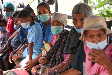 Sejumlah warga terdampak erupsi Gunung Lewotobi Laki-laki menumpang truk untuk dievakuasi dari posko pengungsian Desa Hikong di Talibura, Kabupaten Sikka, Nusa Tenggara Timur, Minggu (10/11/2024). Foto: Aditya Pradana Putra/ANTARA FOTO