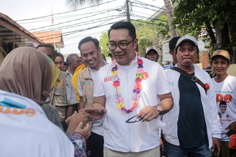 Calon Gubernur DKI Jakarta nomor urut 1 Ridwan Kamil bersama istri Atalia Praratya saat melakukan kampanye di Kepulauan Seribu, Jakarta, Minggu (10/11/2024). Foto: Timses