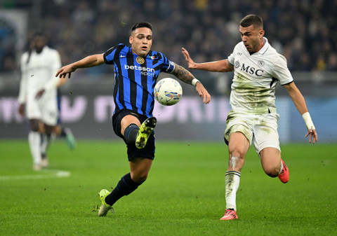 Inter Milan vs Napoli dalam laga pekan ke-12 Liga Italia 2024/25 di Stadion San Siro, Senin (11/11) malam WIB. Foto: REUTERS/Daniele Mascolo
