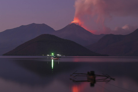 Lava pijar dan kolom asap keluar dari kawah Gunung Lewotobi Laki-laki tampak dari Desa Lewolaga di Titehena, Kabupaten Flores Timur, Nusa Tenggara Timur, Senin (11/11/2024). Foto: Aditya Pradana Putra/ANTARA FOTO