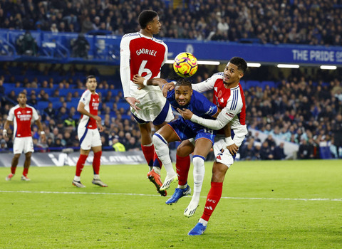 Pemain Chelsea Christopher Nkunku beraksi dengan pemain Arsenal Gabriel Magalhaes pada pertandingan Liga Inggris antara Chelsea melawan Arsenal di Stamford Bridge, London, Inggris, Minggu (10/11/2024) malam. Foto: Peter Cziborra/REUTERS 
