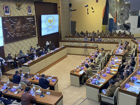 Suasana rapat komisi II bersama Kemendagri, Pj Gubernur Jakarta, Pj Gubernur Jawa Barat, Pj Gubernur Banten, Pj Gubernur Yogyakarta, dan Pj Bupati/Wali Kota jajarannya di gedung DPR RI, Jakarta pada Senin (11/11/2024). Foto: Abid Raihan/kumparan