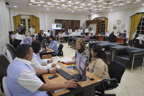 Petugas menerima laporan keluhan warga di Istana Wakil Presiden RI, Jakarta, Senin, (11/11/2024). Foto: Iqbal Firdaus/kumparan