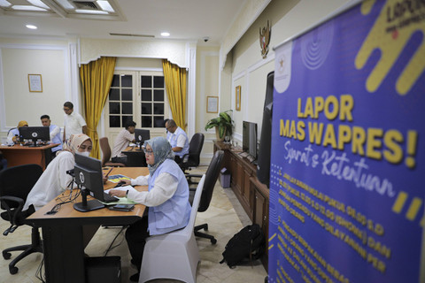 Petugas menerima laporan keluhan warga di Istana Wakil Presiden RI, Jakarta, Senin, (11/11/2024). Foto: Iqbal Firdaus/kumparan