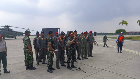 Panglima TNI Jenderal Agus Subiyanto usai upacara penyambutan satgas penanggulangan bencana Badai Katrine Filipina di Lanud Halim Perdanakusuma, Jaktim, Senin (11/11/2024). Foto: Thomas Bosco/kumparan