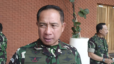 Panglima TNI Jenderal Agus Subiyanto saat dijumpai di Lanud Halim Perdanakusuma, Jaktim, Senin (11/11/2024). Foto: Thomas Bosco/kumparan