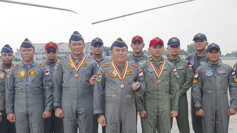 Dansatgas Kolonel Pnb Asep Wahyu Wijaya bersama 23 anggota satgas penanggulangan bencana Badai Katrine Filipina di Lanud Halim Perdanakusuma, Jaktim, Senin (11/11/2024). Foto: Thomas Bosco/kumparan