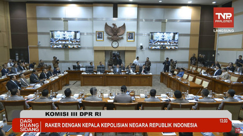 Suasana rapat kerja Komisi III DPR RI dengan Kepala Kepolisian Negara Republik Indonesia di Gedung Parlemen, Jakarta, Senin (11/11/2024). Foto: YouTube/ TVR Parlemen