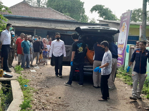 Evakuasi mayat wanita dalam kasur. Dok: Ist.