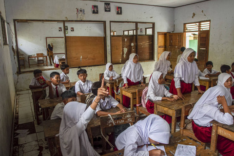 Sejumlah siswa mengikuti kegiatan belajar mengajar di ruang kelas SD Negeri Karangbolong 2, Cigeulis, Kabupaten Pandeglang, Banten, Senin (11/11/2024). Foto: Angga Budhiyanto/ ANTARA FOTO