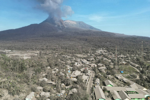 Debu vulkanik dari erupsi Gunung Lewotobi Laki-laki menutupi atap bangunan-bangunan dan pepohonan di Desa Boru, Wulanggitang, Kabupaten Flores Timur, Nusa Tenggara Timur, Senin (11/11/2024). Foto: Aditya Pradana Putra/ANTARA FOTO