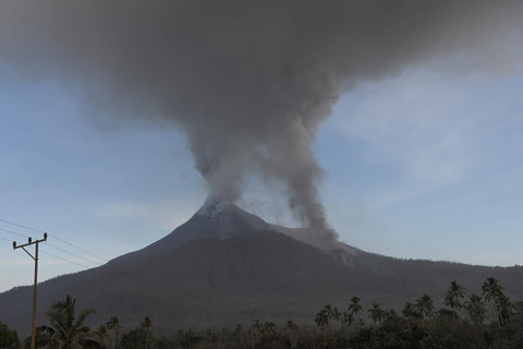 Kolom asap bercampur abu erupsi keluar dari kawah Gunung Lewotobi Laki-laki terlihat dari Desa Pululera di Wulanggitang, Kabupaten Flores Timur, Nusa Tenggara Timur, Senin (11/11/2024). Foto: Aditya Pradana Putra/ANTARA FOTO