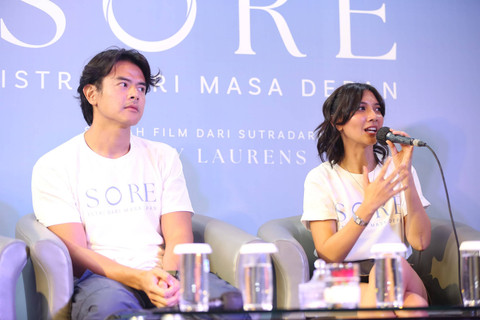 Aktor Dion Wiyoko bersama artis Sheila Dara saat konferensi pers film Sore di kawasan Senayan, Jakarta, Senin, (11/11/2024). Foto: Agus Apriyanto