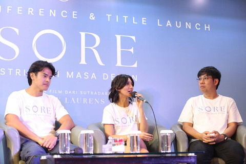 Aktor Dion Wiyoko bersama artis Sheila Dara saat konferensi pers film Sore di kawasan Senayan, Jakarta, Senin, (11/11/2024). Foto: Agus Apriyanto