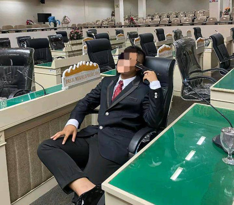 Foto pria memegang pistol yang beredar di media sosial. | Foto:istimewa