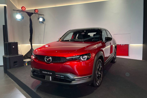 Mazda Indonesia resmi meluncurkan mobil listrik pertamanya, yaitu Mazda MX-30 di Mazda Indonesia Headquarters, Senin (11/11/2024). Foto: Fitra Andrianto/kumparan