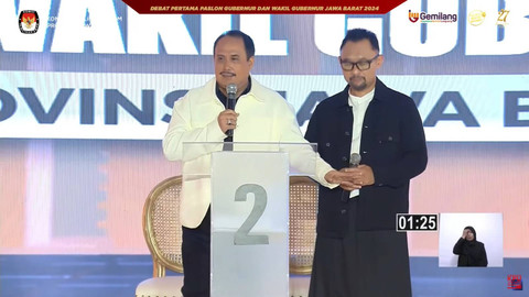 Paslon nomor urut 02 Jeje Wiradinata dan Ronal Surapradja menyampaikan visi dan misi Debat Pilgub Jawa Barat 2024 di Gedung Graha Sanusi Kampus Universitas Padjadjaran, Bandung, Senin (11/11/2024). Foto: Youtube/KPU Provinsi Jawa Barat