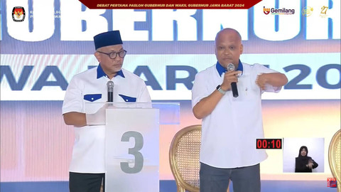 Paslon nomor urut 03 Ahmad Syaikhu dan Ilham Habibie menyampaikan visi dan misi Debat Pilgub Jawa Barat 2024 di Gedung Graha Sanusi Kampus Universitas Padjadjaran, Bandung, Senin (11/11/2024). Foto: Youtube/KPU Provinsi Jawa Barat