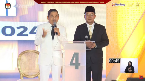 Paslon nomor urut 04 Dedi Mulyadi dan Erwan Setiawan menyampaikan visi dan misi Debat Pilgub Jawa Barat 2024 di Gedung Graha Sanusi Kampus Universitas Padjadjaran, Bandung, Senin (11/11/2024). Foto: Youtube/KPU Provinsi Jawa Barat